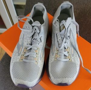 Brooks Levitate 3 size 6.5